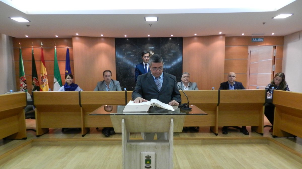 Cayetano Andreu Laurindo jurando su cargo como concejal de Ciudadanos.