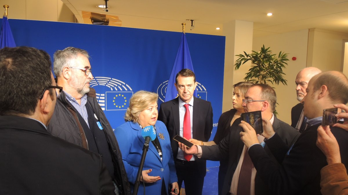 Clara Aguilera responde a periodistas almerienses en Bruselas.