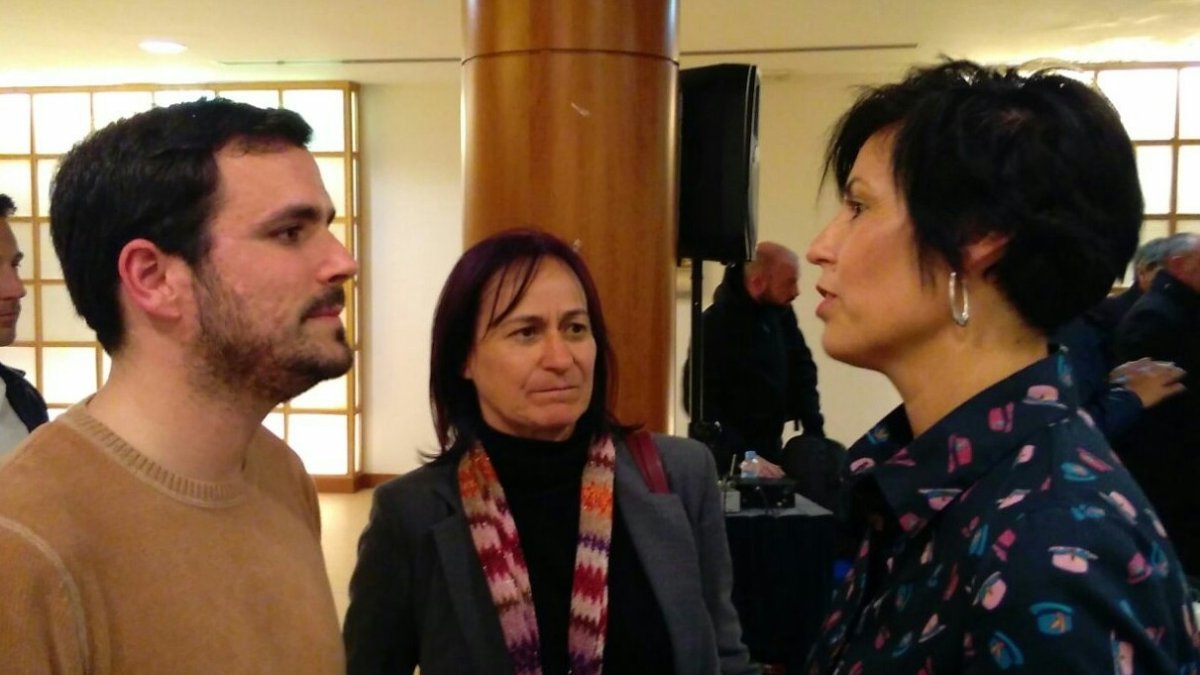 Garzón y Martín con la madre de Adrián García.