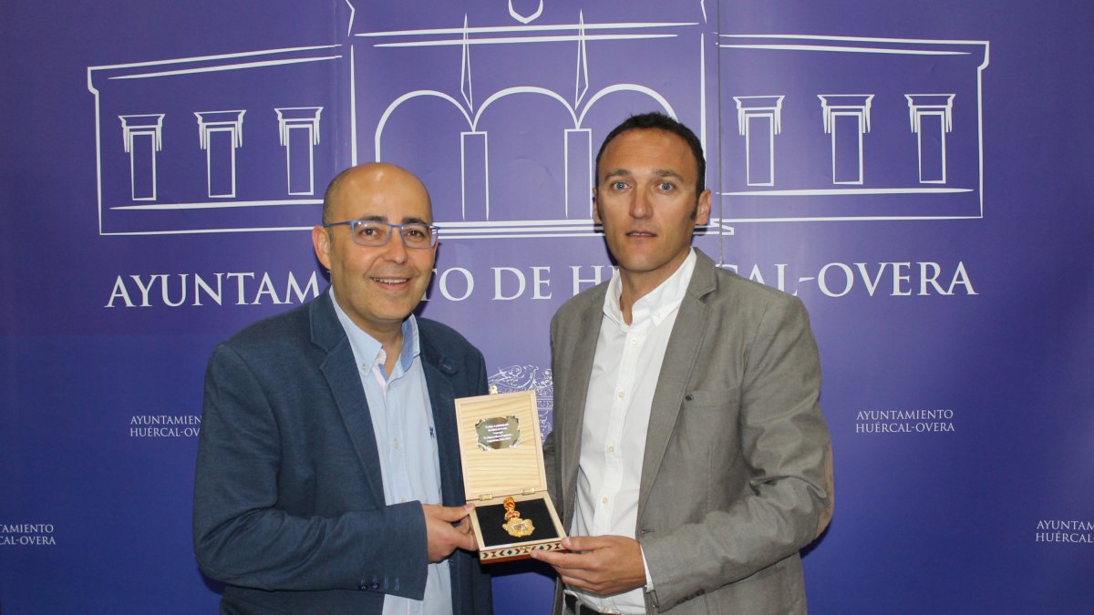El nuevo concejal, Alonso Mena, junto al alcalde tras tomar posesión ayer en Pleno.