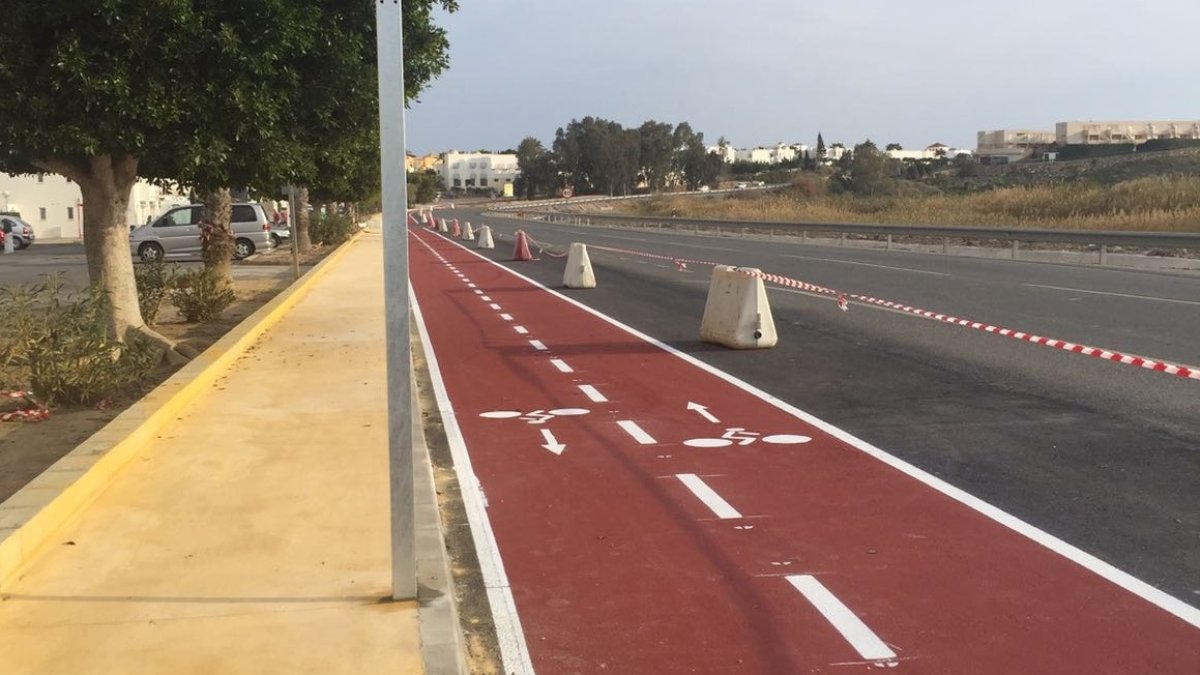 Carril bici inaugurado recientemente en Las Buganvillas. La voz