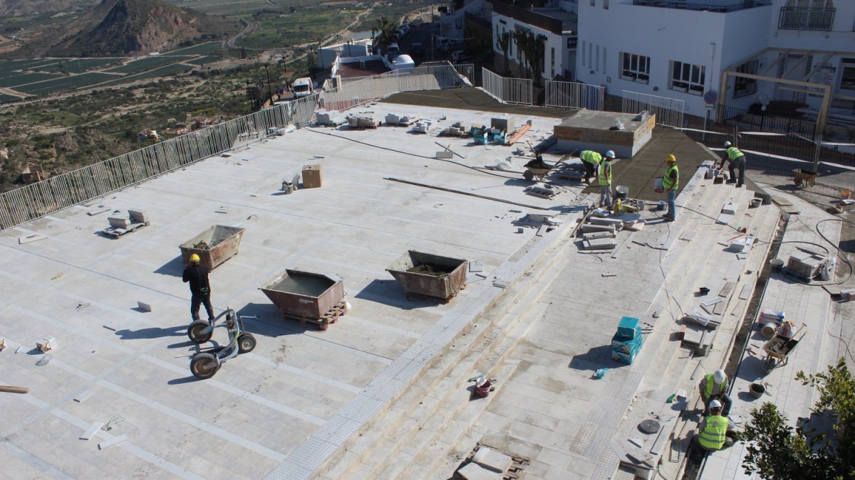Obras a toda prisa para abrir el nuevo mirador.