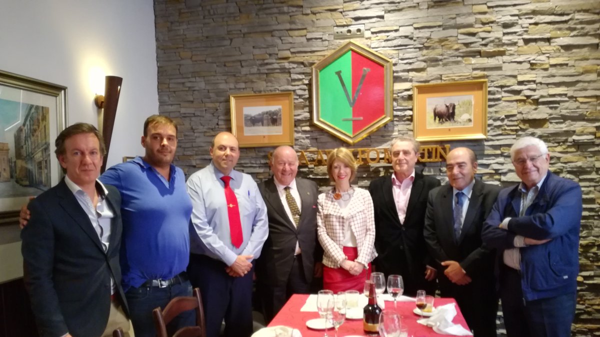 Álvaro Domecq con algunos de los asistentes al homenaje