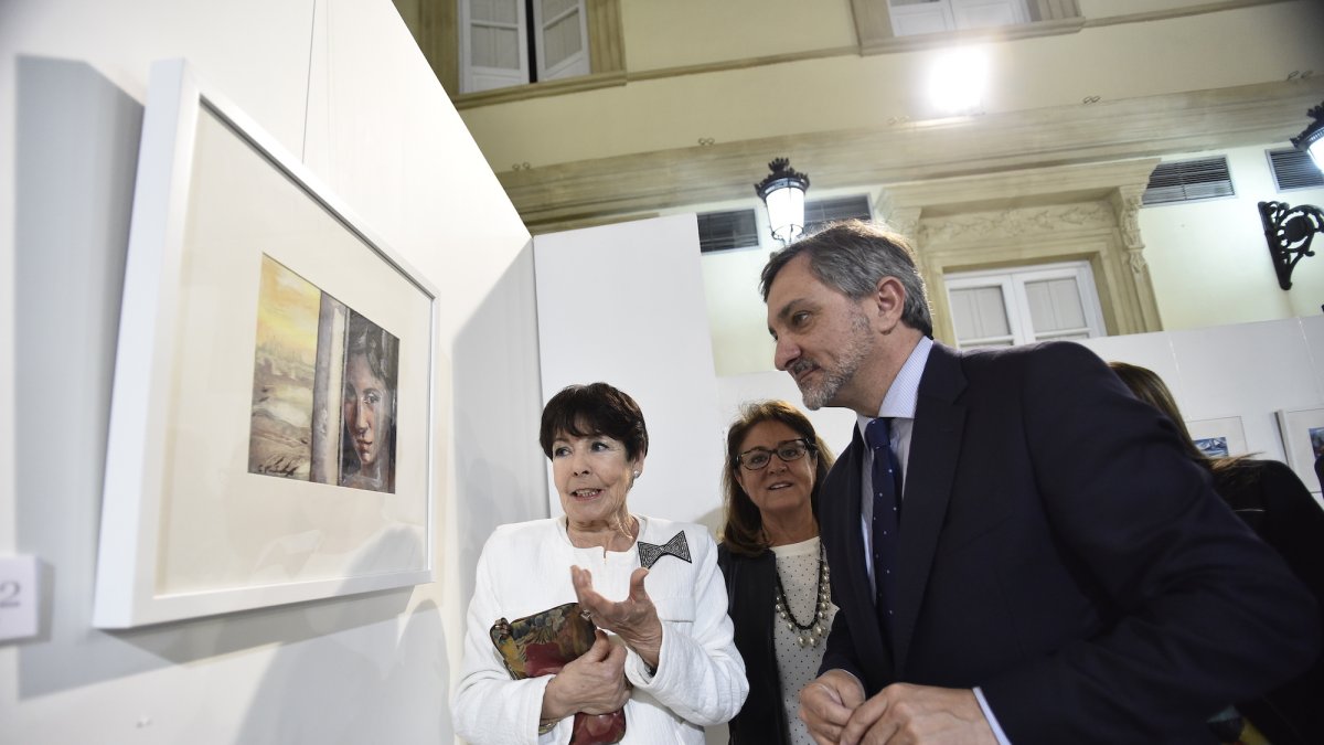 Carmen Pinteño recorriendo la muestra con Ángel Escobar y Rosa María Onieva.