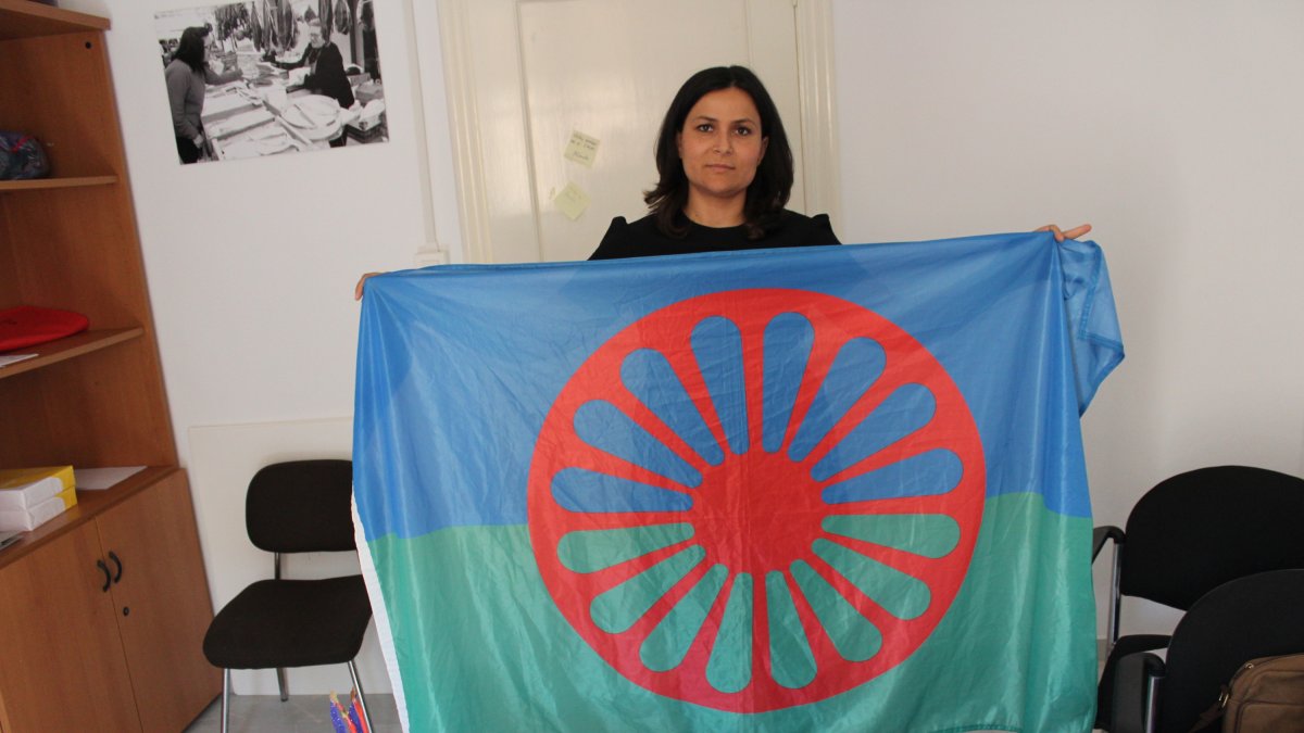 La concejal de Igualdad veratense muestra orgullosa la bandera que identifica al pueblo gitano.