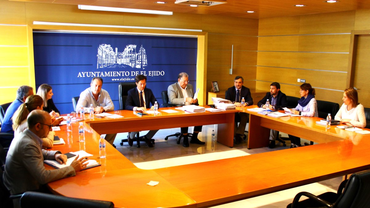 Reunión de la junta de gobierno local en la que se adoptaba este ambicioso acuerdo.