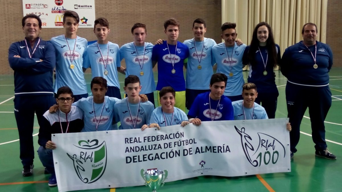 Los campeones con la pancarta de la Federación.