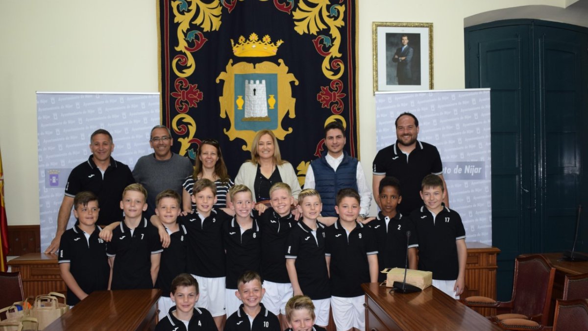 Esperanza Pérez con los jugadores alemanes.