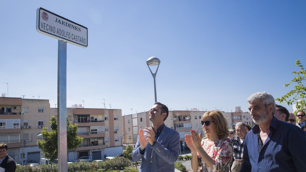 El alcalde junto a la viuda de Castaño y el presidente de la AVV La Palmera.