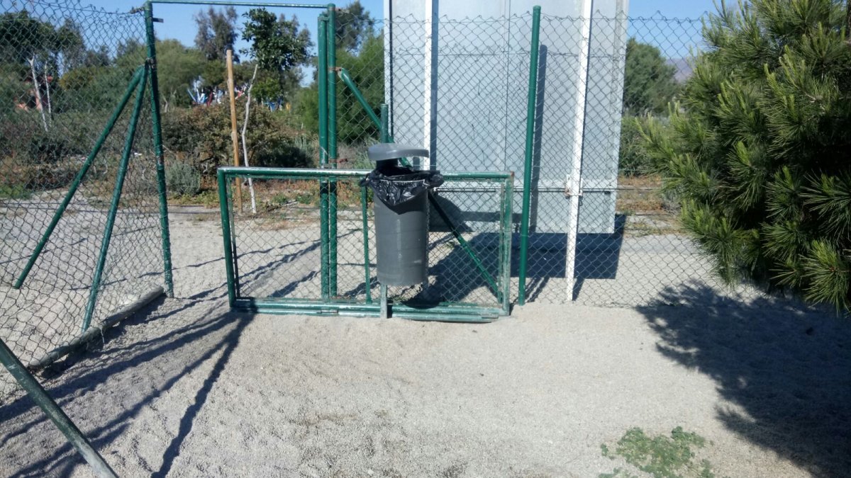Puerta rota en la entrada de esta instalación canina.