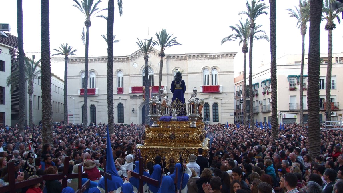 Jesús Cautivo de Medinaceli en una llena Plaza de la Catedral.