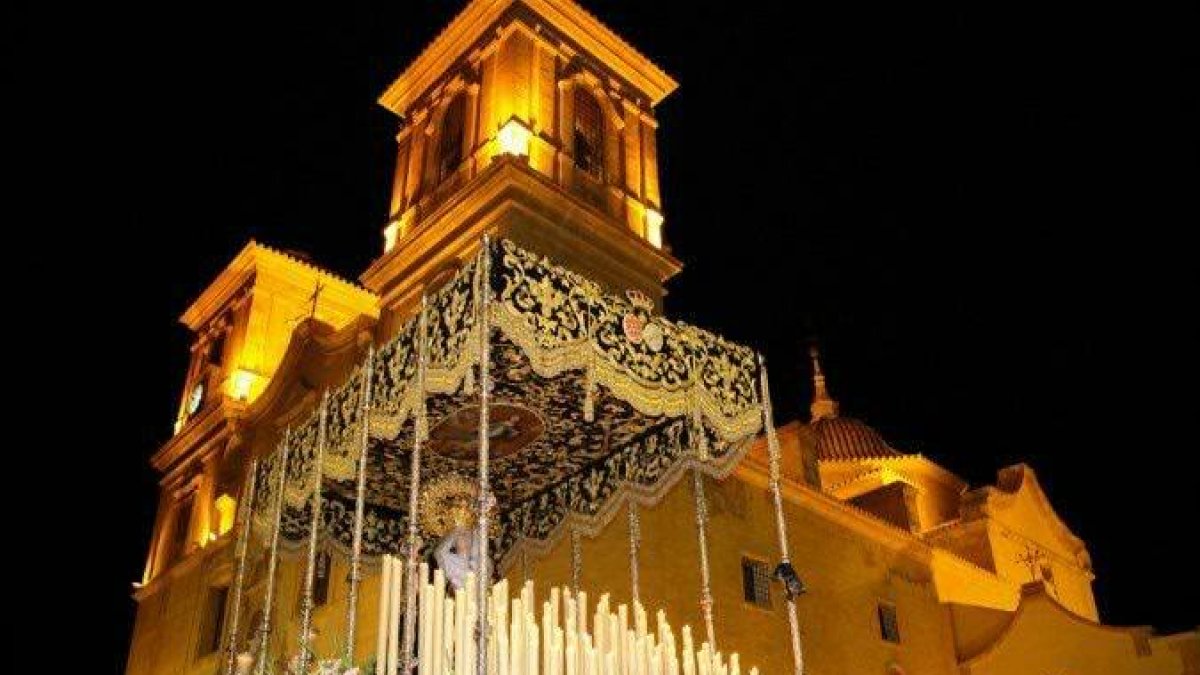 Nuestra Señora de la Soledad, en su bellísimo paso de palio y ante la iglesia de la Asunción.