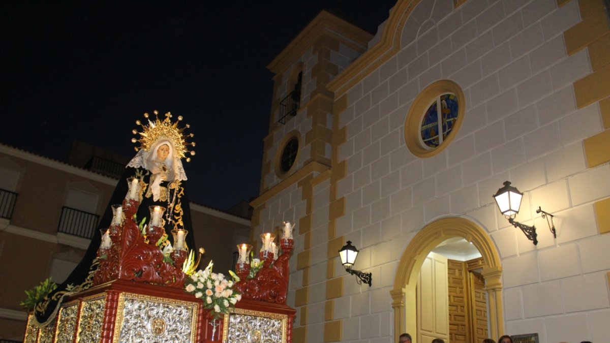 La Virgen de las Dolores ante el Templo Parroquial en la primera de las estaciones de su Vía Crucis penitencial.