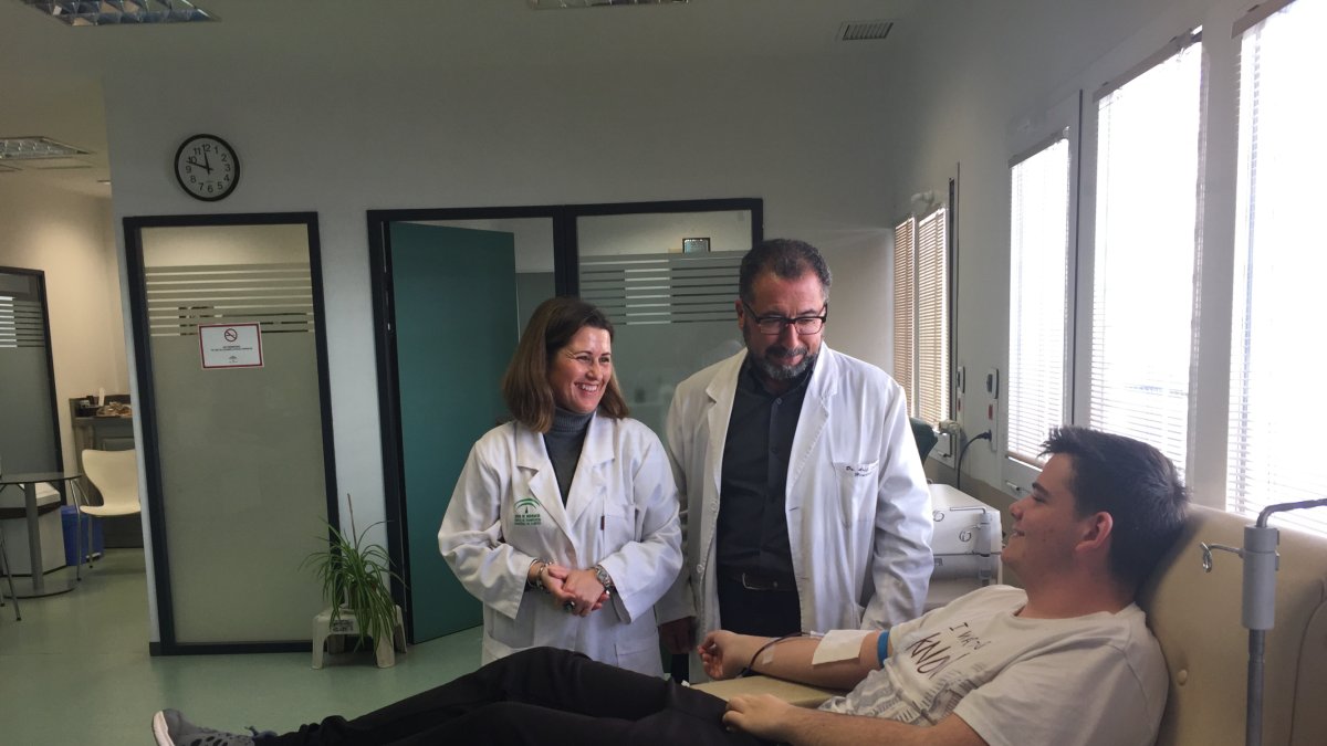 Arif Laarej, director del Centro de Transfusiones con un paciente donante de plasma.