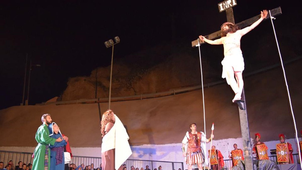El momento culmen de la Representación de la Pasión Viviente de Gádor es la Crucifixión de Jesucristo.