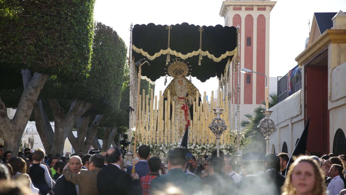 María Santísima de la Estrella se abre paso, majestuosa, entre la gente.