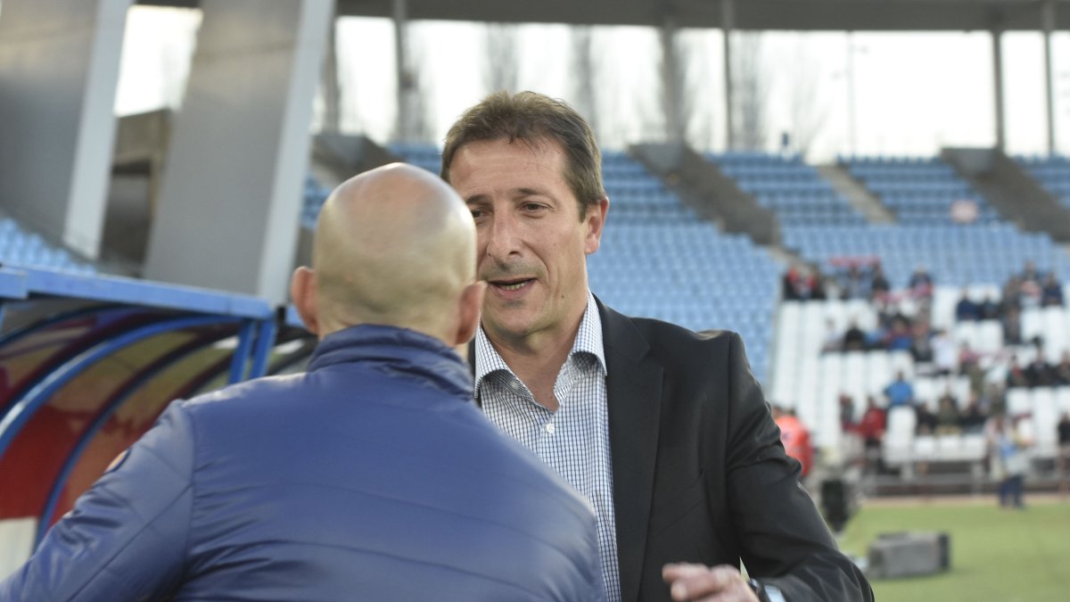 Ramis saluda al técnico del Zaragoza.