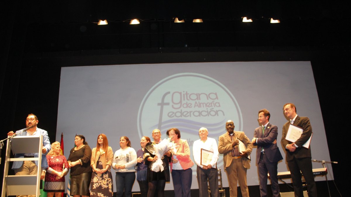 Salvador Ayala, asociadas de la Federación, Josefa Torres, Gracia Fernández, delegada del Gobierno; y el alcalde, Francisco Góngora, con los premiado