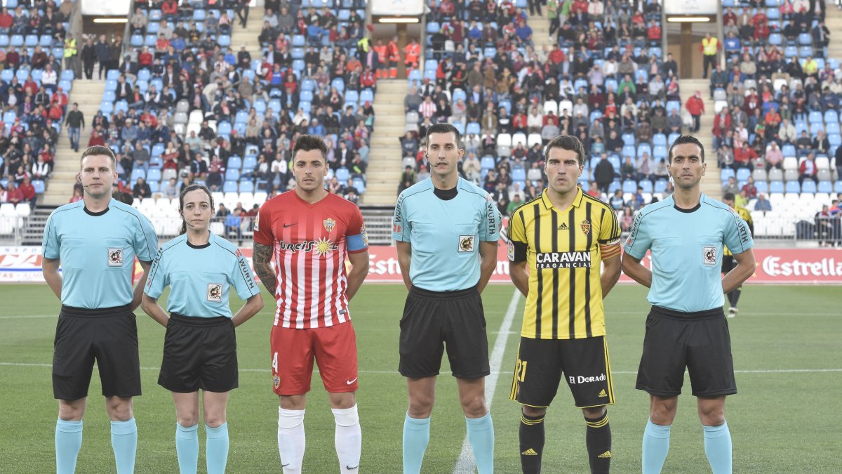 El árbitro y los capitanes.