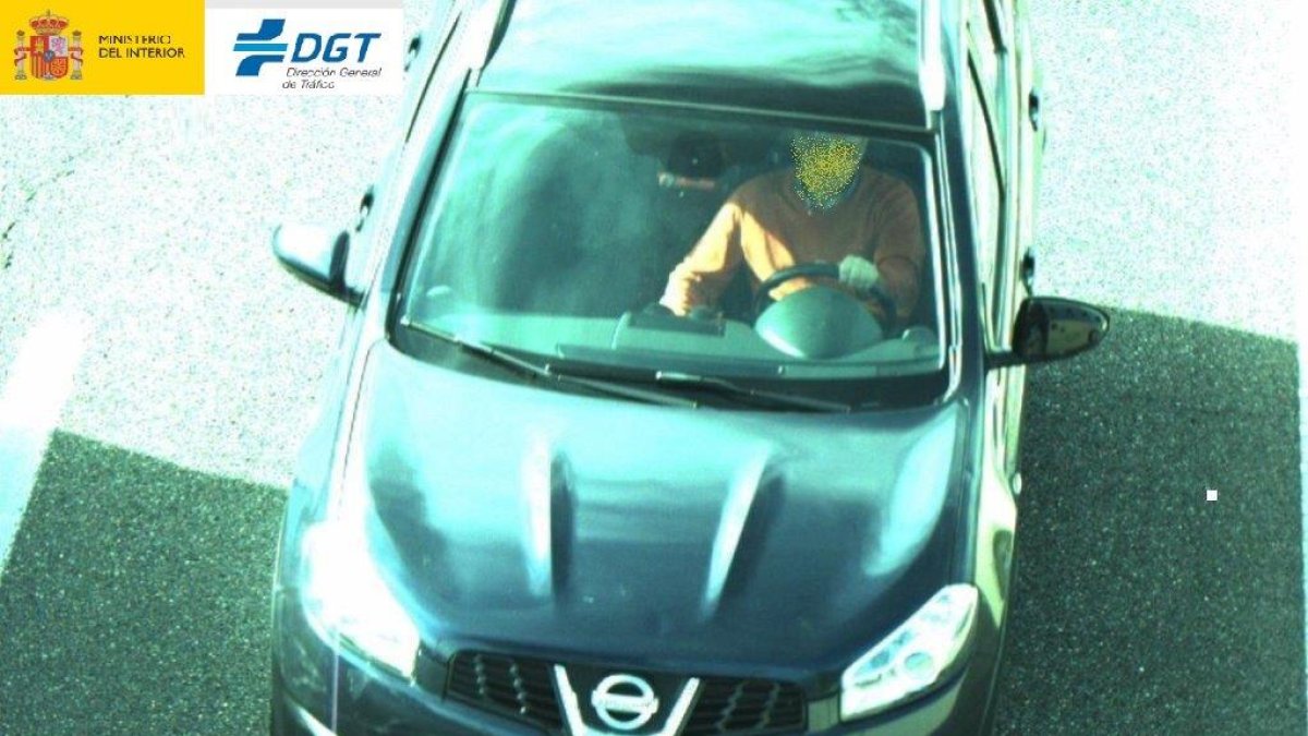 Un conductor circula sin cinturón de seguridad.