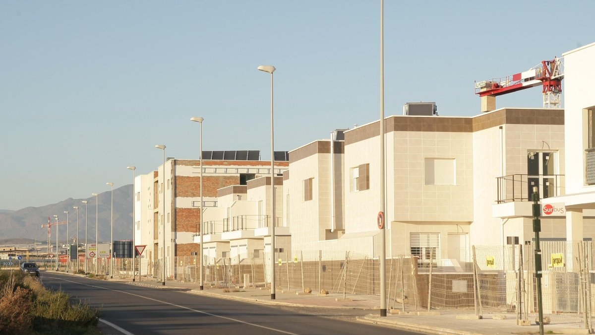 Parque  de viviendas en la capital de Almería aún en construcción.