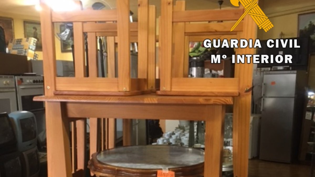 Muebles robados en casa de´l denunciante, en una tienda de segunda mano.