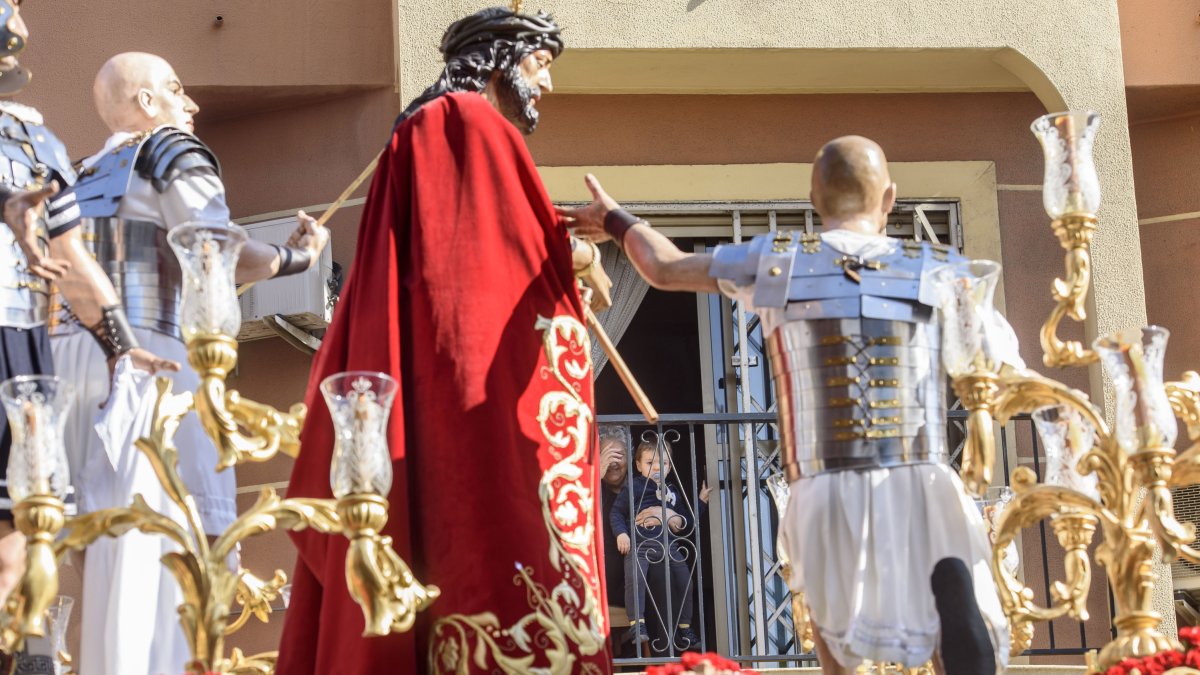 Nuestro Padre Jesús de la Humildad, ante la mirada de una mujer y un bebé.