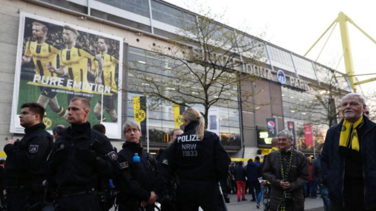 El campo con el control policial.