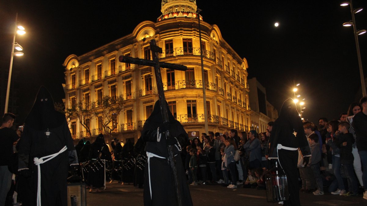 La Cruz de Guía del vía-crucis penitencial de silencio de la Hermandad Juvenil del Santo Cristo del Perdón, en Puerta Purchena.