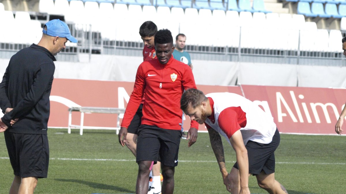 Azeez con sus compañeros.