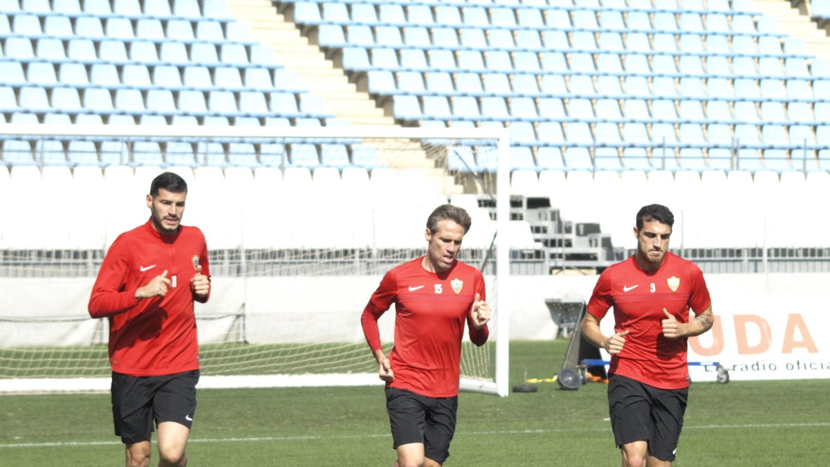 Álamo, Corona y Vélez haciendo carrera continua.