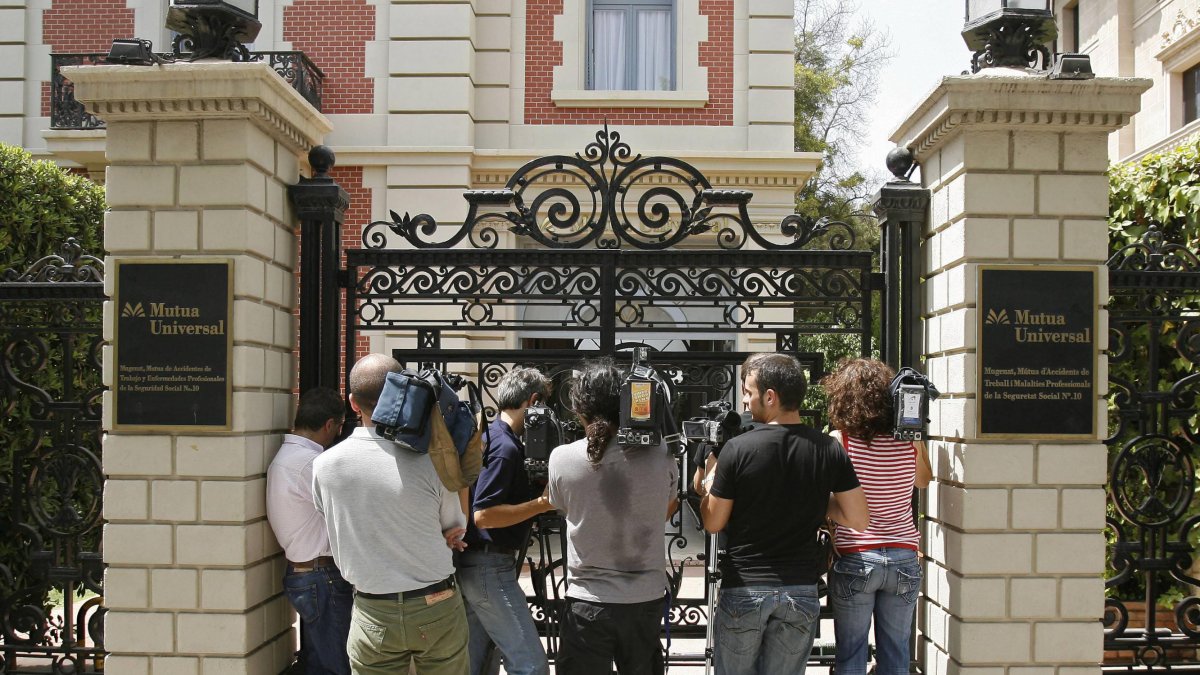 Medios en la sede de la mutua en Barcelona, en una imagen de archivo