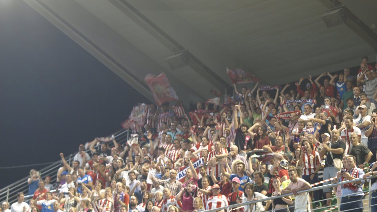 Afición rojiblanca en El Arcángel.