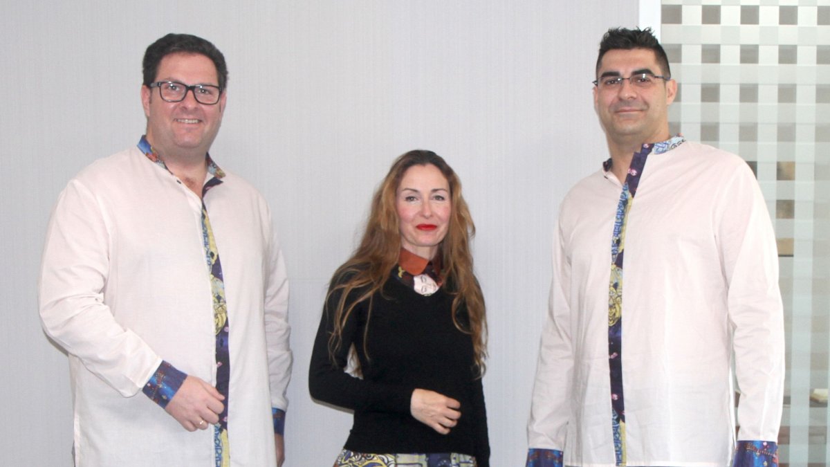 Almeriane con dos de los integrantes de Almenara.