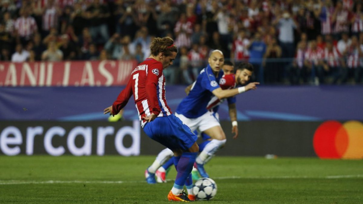 Griezmann lanzando el penalti.