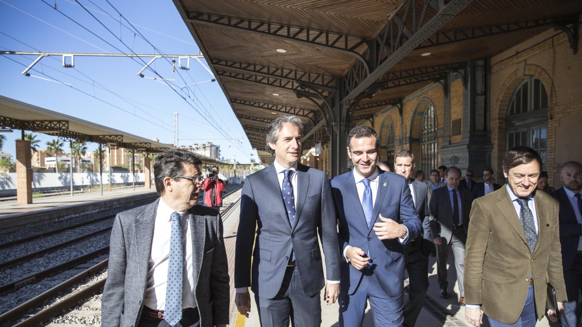 El ministro  de Fomento anunció, junto a las vías del tren, la nueva planificación y programación de las obras AVE.