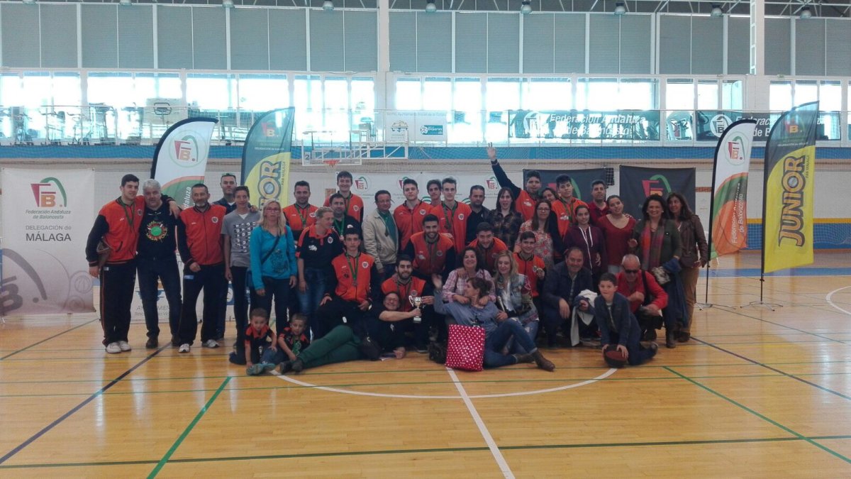 Los almerienses posan en la pista malagueña con el bronce.