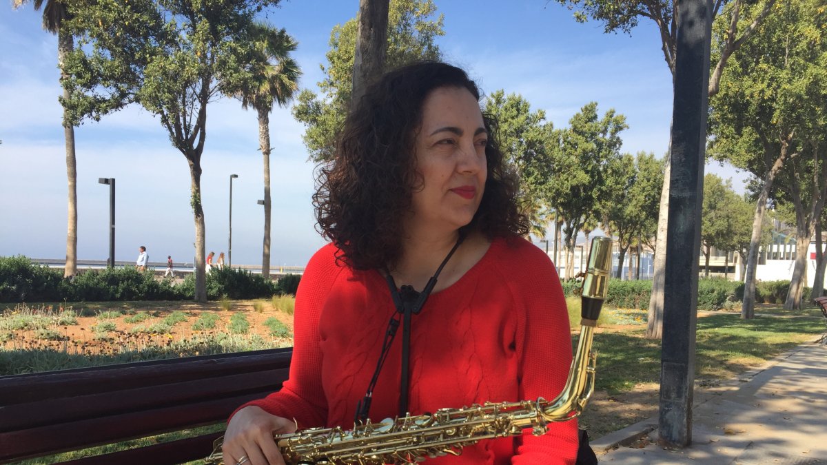 María del Mar Garrido posa con su saxofón, compañero inseparable desde hace años.