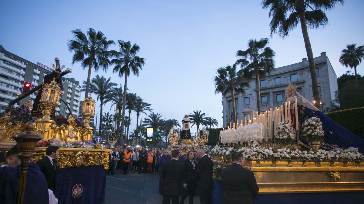 Encuentro de las imágenes del Nazareno y la Virgen en la capital.