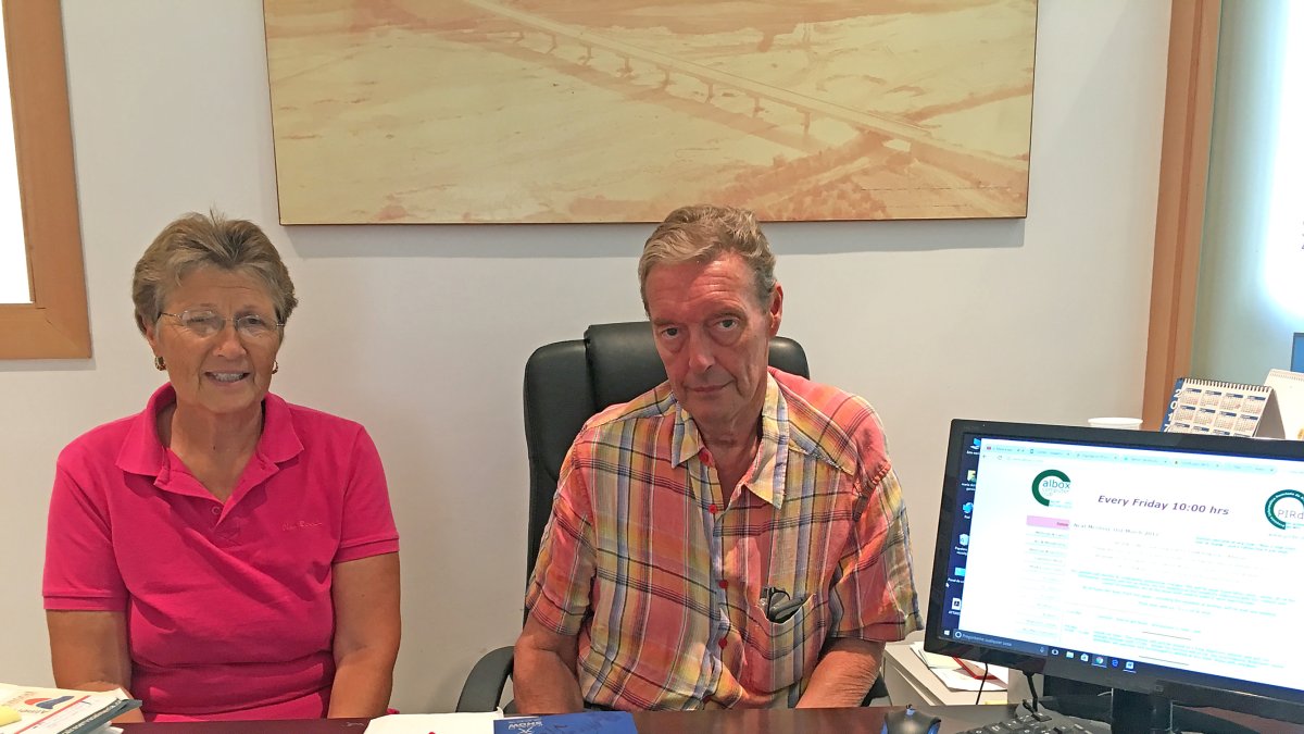 El fundador del Albox Computer Club, David Shear, con su mujer y presidenta de la asociación, Christine Winter.