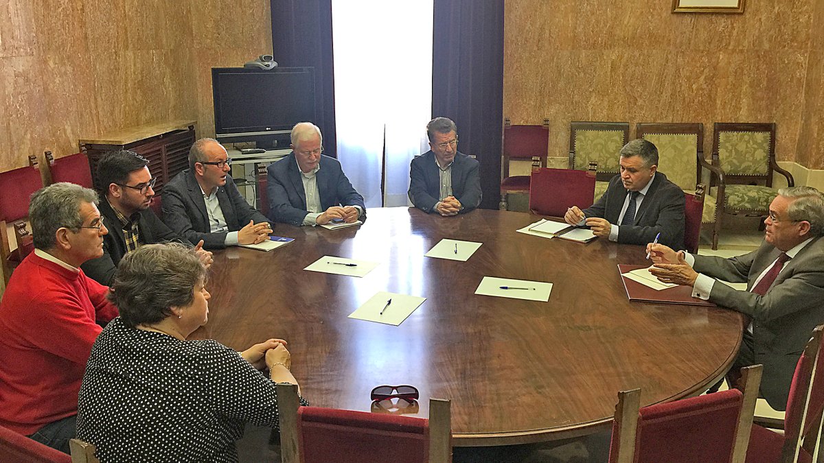 Reunión de los seis alcaldes con el subdelegado del Gobierno.