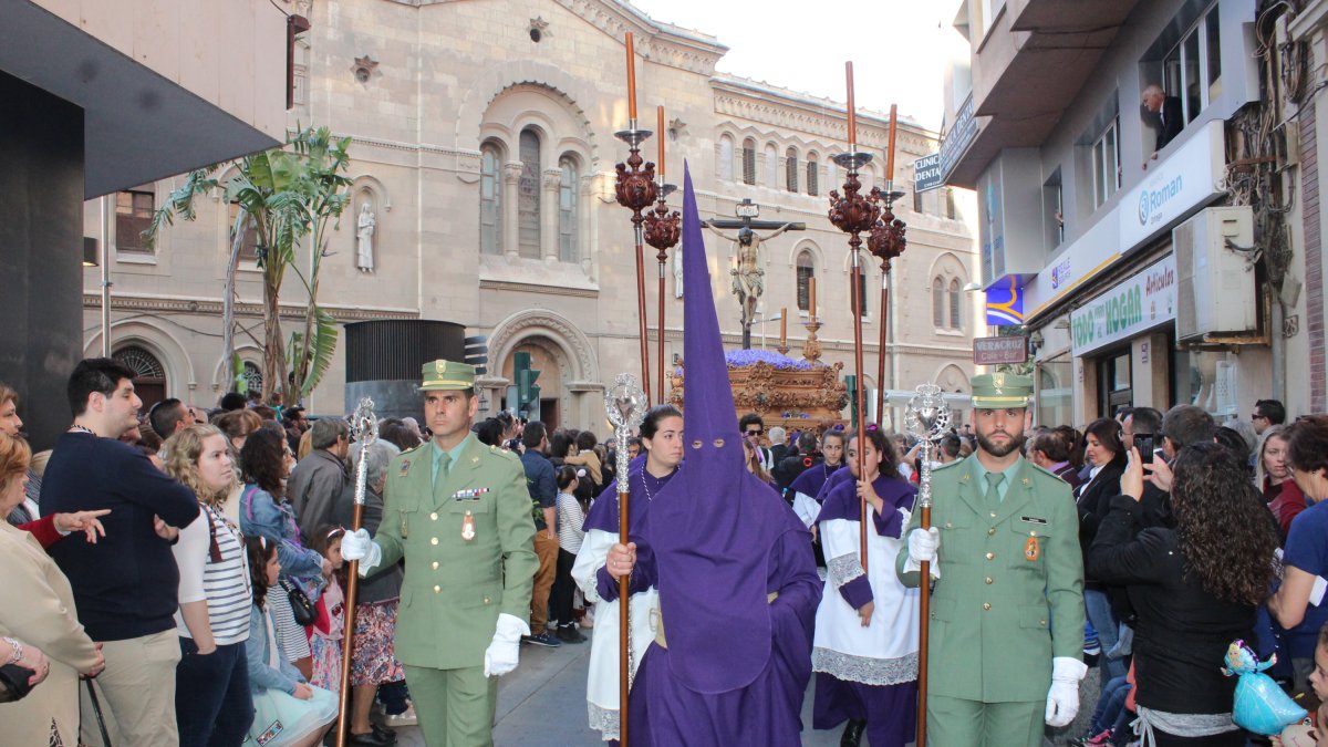 El comandante Carricondo y el teniente Ramos, en representación de la BRILEG, participaron en la estación de penitencia.