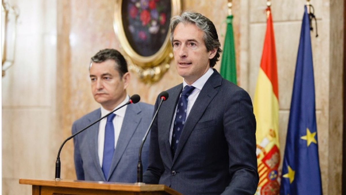 El ministro en su visita a Almería.