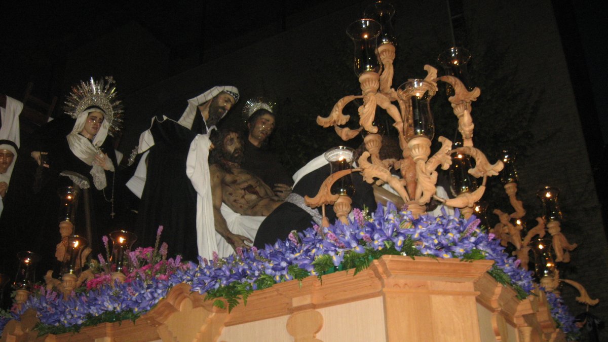 Desfile procesional de Caridad por las calles de Almería, anoche.