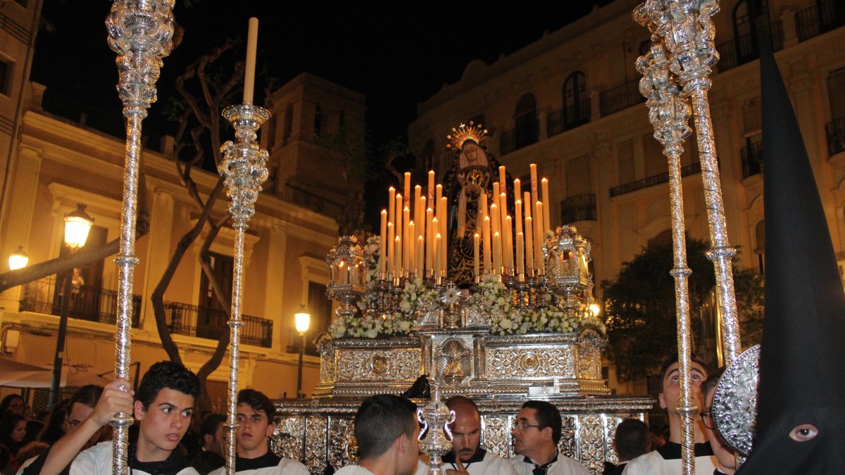 La Virgen de la Soledad recorriendo las calles y plazas del Centro Histórico, en su estación de penitencia.