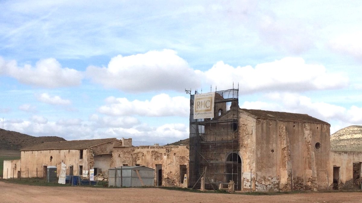 Las obras de mantenimiento realizadas por Rehabitec y pagadas por la empresa propietaria han consolidado a la ermita, el campanario y la  fachada ext