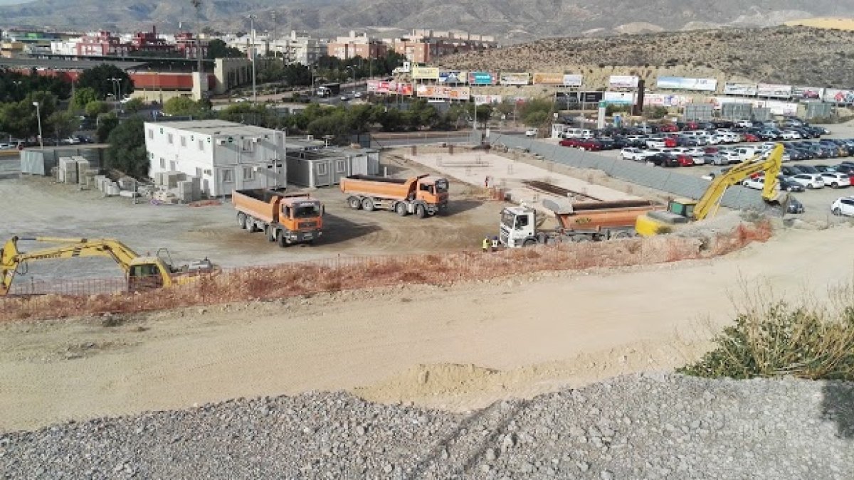 Actuación en la rampa que rodea las instalaciones.