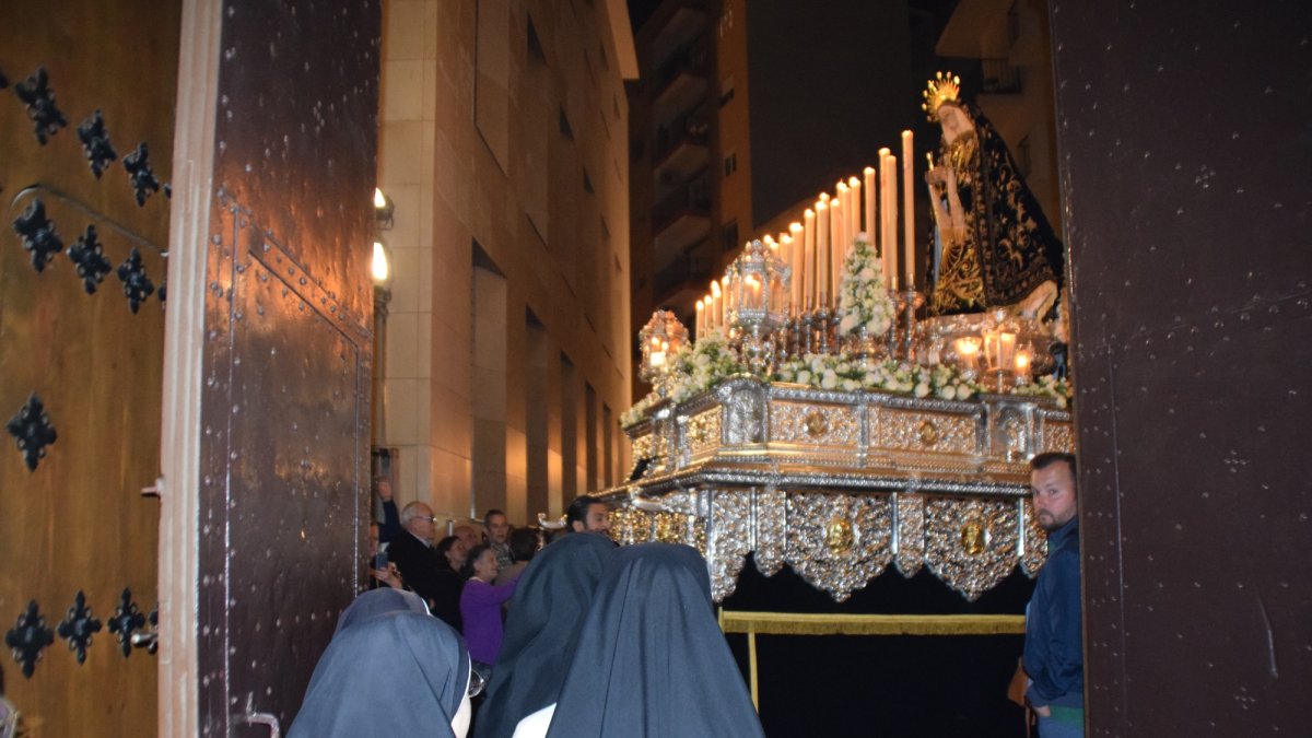 El capataz de La Soledad giró el paso y lo acercó hasta la puerta del convento donde estaban las religiosas.