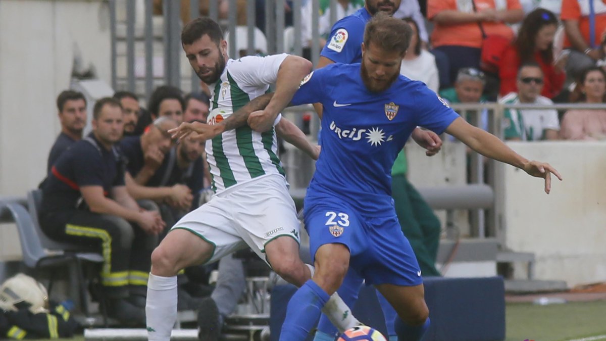 Morcillo pudo hacer más en el gol del Córdoba pero se quedó mirando el balón. Sale en el vídeo.