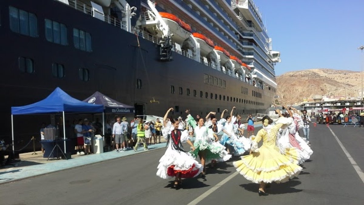Bienvenida a los pasajeros del crucero Oosterdam, que atracó en Almería en plena feria de agosto.